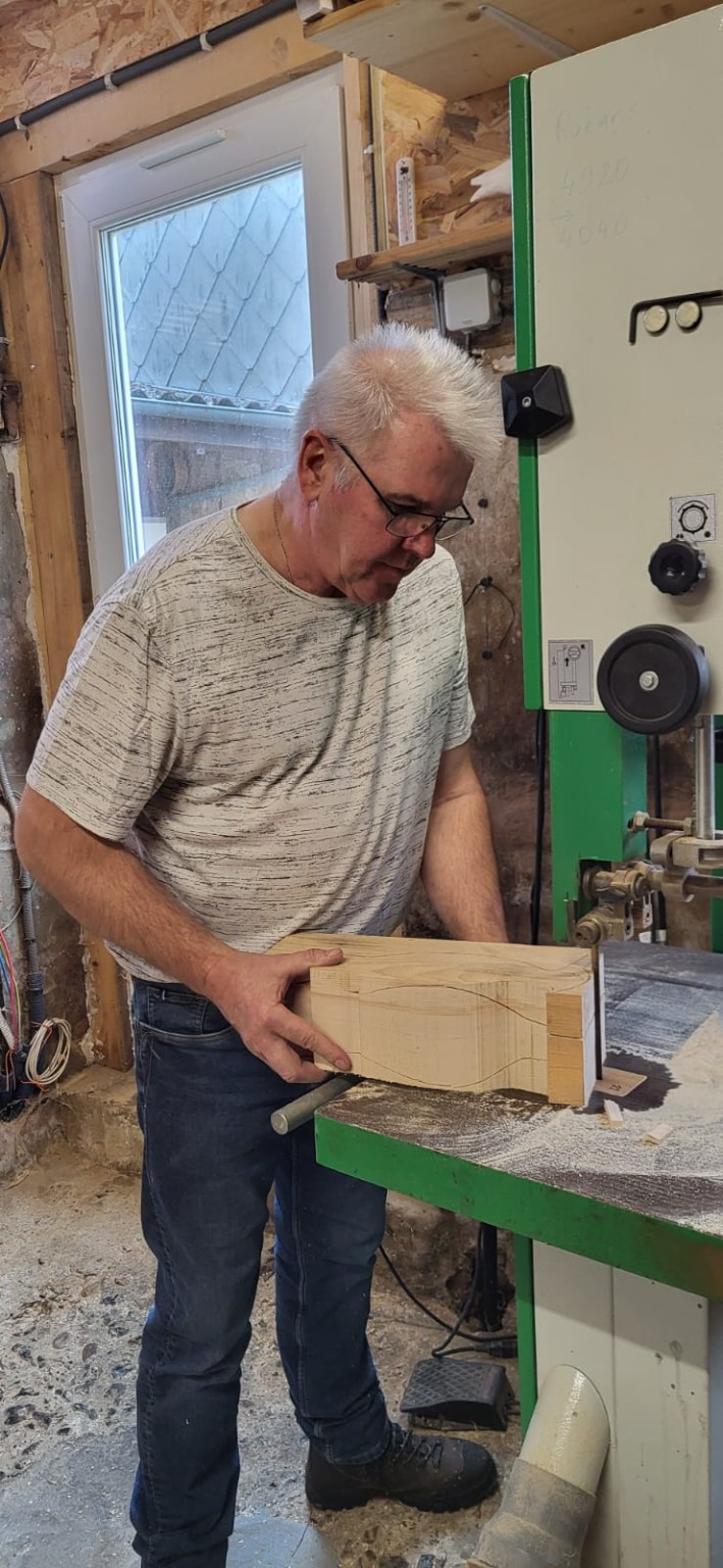 Jean-Michel Lecat en train de sculpter dans son atelier