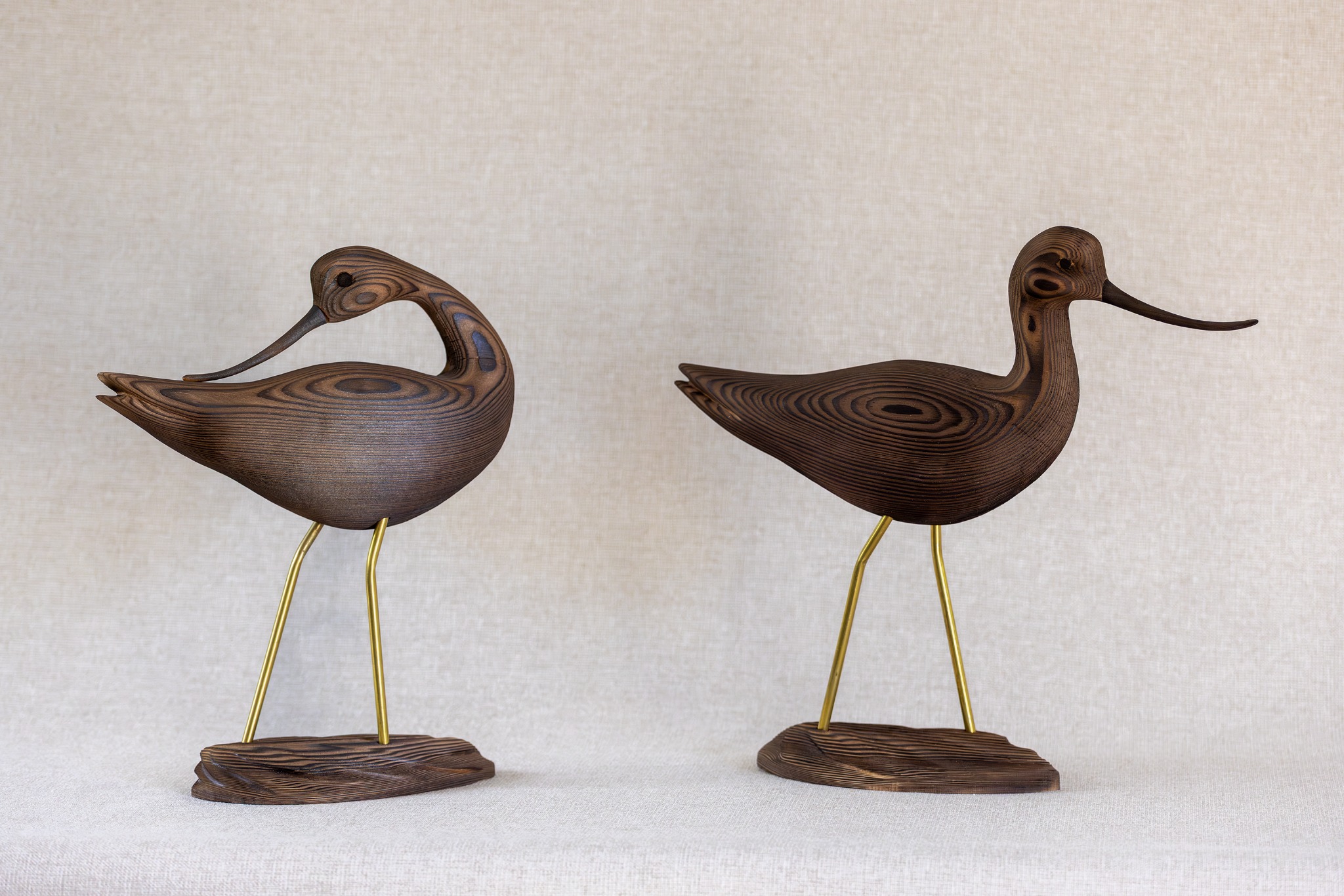 Sculptures d'avocettes en bois
