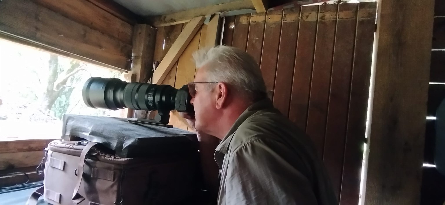 Jean-Michel Lecat sur le terrain avec son matériel photographique